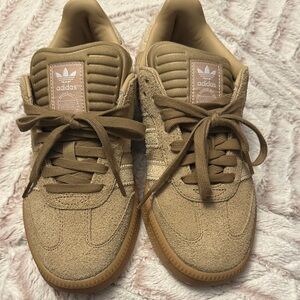Adidas Beige Suede Low-Top Sneakers samba 7.5 men like new perfect wore once.